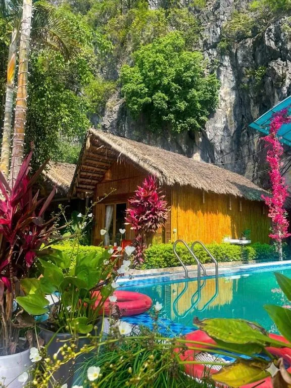 Deluxe Bungalow with Private Outdoor Bathroom — Tam Coc Horizon Bungalow