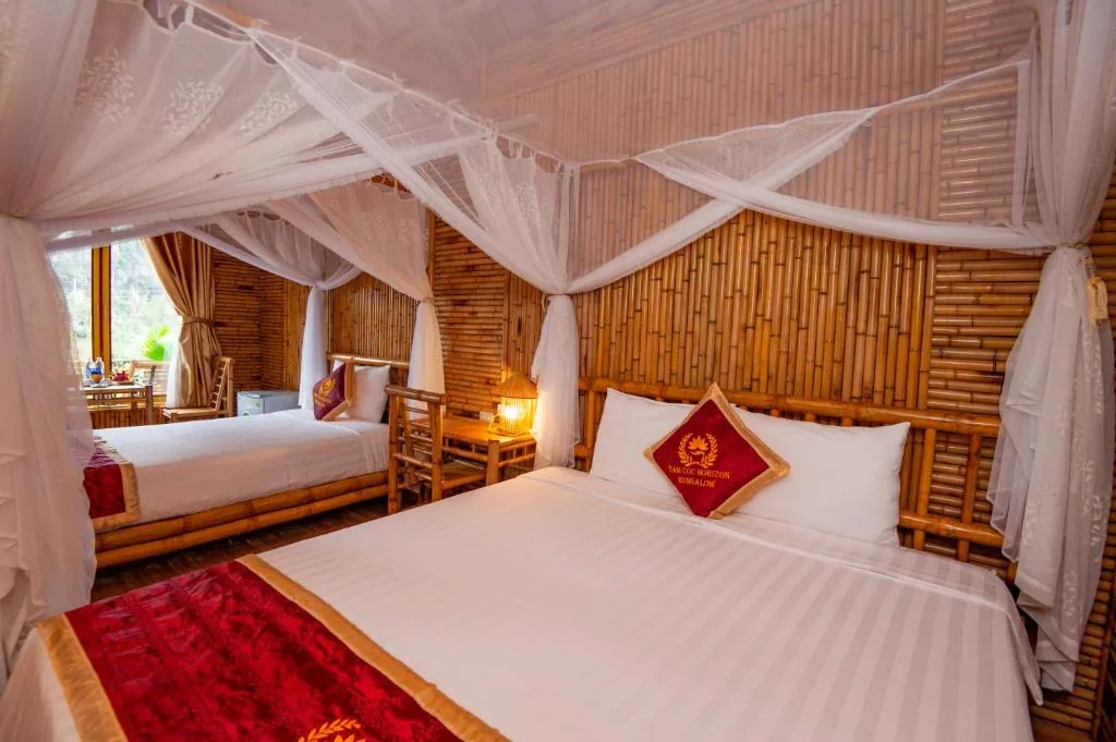 Deluxe Triple Bungalow with Private Outdoor Bathroom — Tam Coc Horizon Bungalow
